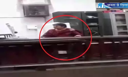 महिला की हरकत से जिला कोर्ट में मचा हड़कंप, जज की कुर्सी पर बैठी और फिर ...