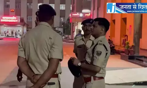 पुलिस टीम पर फायरिंग, फोर्स लेकर अपराधियों के अड्डे पर पहुंचे थे अफसर पुलिस टीम पर फायरिंग, फोर्स लेकर अपराधियों के अड्डे पर पहुंचे थे अफसर