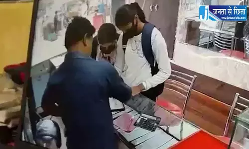 लुटेरी लड़कियां स्पॉट में ही पकड़ी गई, ज्वेलरी शॉप का वीडियो आया सामने लुटेरी लड़कियां स्पॉट में ही पकड़ी गई, ज्वेलरी शॉप का वीडियो आया सामने