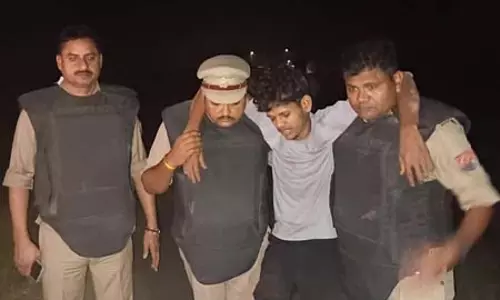 यूपी: वृद्ध हत्याकांड का 48 घंटे में खुलासा, पुलिस मुठभेड़ में आरोपी गिरफ्तार यूपी: वृद्ध हत्याकांड का 48 घंटे में खुलासा, पुलिस मुठभेड़ में आरोपी गिरफ्तार