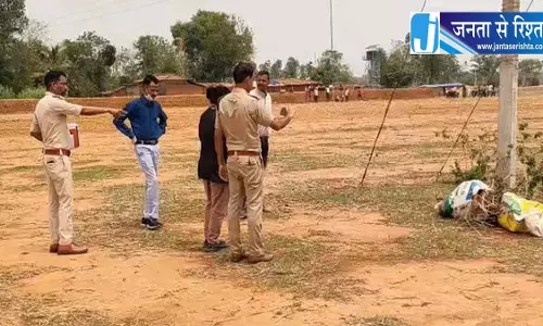 बिजली खंभे के पास बोरियों में मिली लाश, डॉग स्क्वायड लेकर पहुंची पुलिस बिजली खंभे के पास बोरियों में मिली लाश, डॉग स्क्वायड लेकर पहुंची पुलिस