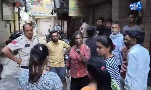 Delhi अग्निकांड: परिवार बचाते हुए व्यक्ति की मौत