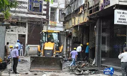 Delhi हौज रानी आग मामला: MCD की बड़ी कार्रवाई Delhi हौज रानी आग मामला: MCD की बड़ी कार्रवाई