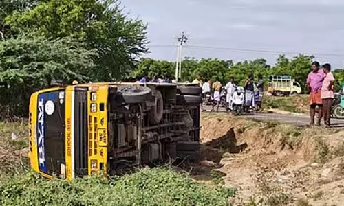 Dindigul में स्कूल वैन पलटी, 10 छात्र घायल, ड्राइवर का नियंत्रण खोने से हादसा Dindigul में स्कूल वैन पलटी, 10 छात्र घायल, ड्राइवर का नियंत्रण खोने से हादसा