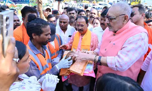 रायपुर में सफाई कर्मियों से मिले केंद्रीय मंत्री गिरिराज सिंह, डॉ भीमराव अंबेडकर की प्रतिमा पर किया माल्यापर्ण