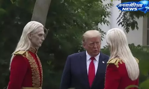 Trump की ‘अज्ञात लोगों’ से मुलाकात की तस्वीर वायरल, सोशल मीडिया पर चर्चा तेज Trump की ‘अज्ञात लोगों’ से मुलाकात की तस्वीर वायरल, सोशल मीडिया पर चर्चा तेज
