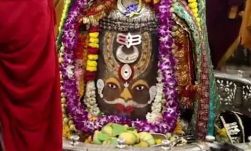 बाबा महाकाल का रजत आभूषण, बेलपत्र और रुद्राक्ष की माला से भव्य श्रृंगार बाबा महाकाल का रजत आभूषण, बेलपत्र और रुद्राक्ष की माला से भव्य श्रृंगार