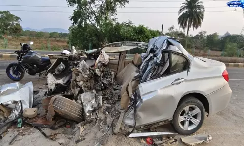 कालाहांडी में BMW और हाइवा ट्रक की भीषण टक्कर, दो लोगों की मौत कालाहांडी में BMW और हाइवा ट्रक की भीषण टक्कर, दो लोगों की मौत