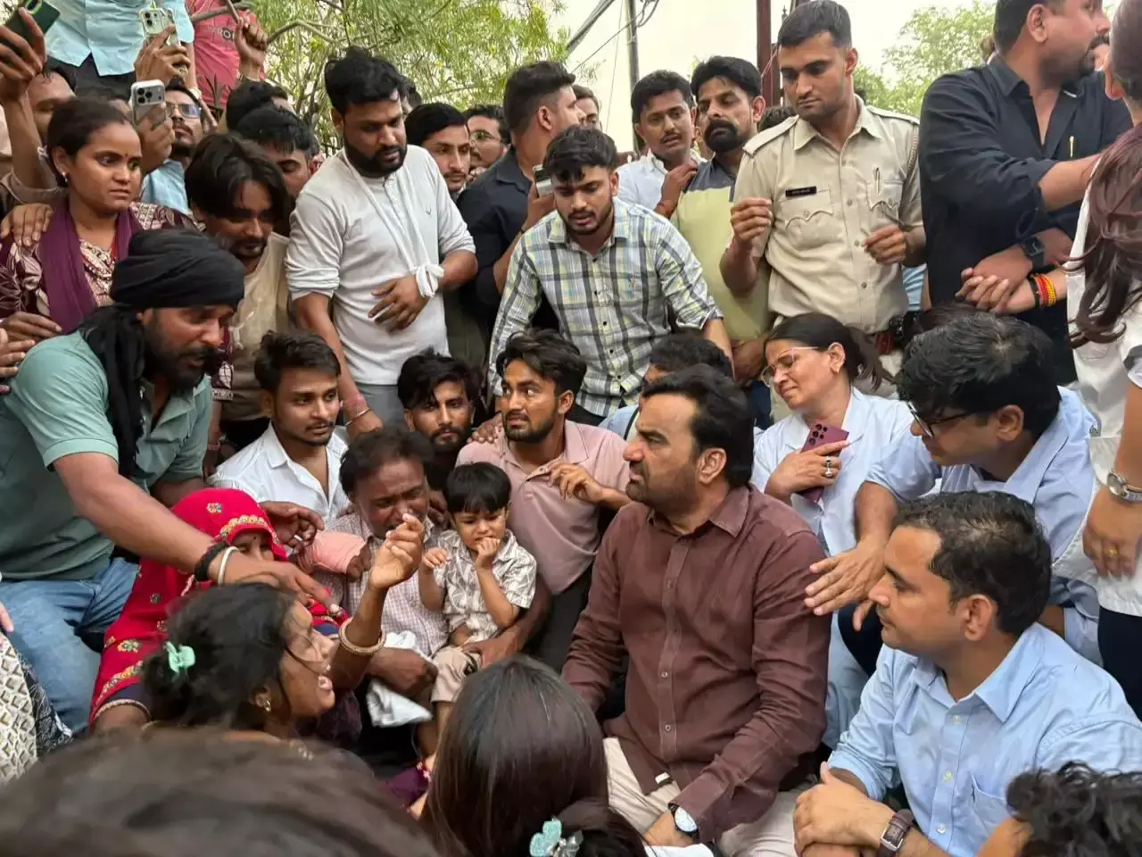 Jaipur: दीपक आत्महत्या प्रकरण को लेकर बेनीवाल ने की परिवार से बातचीत Jaipur: दीपक आत्महत्या प्रकरण को लेकर बेनीवाल ने की परिवार से बातचीत