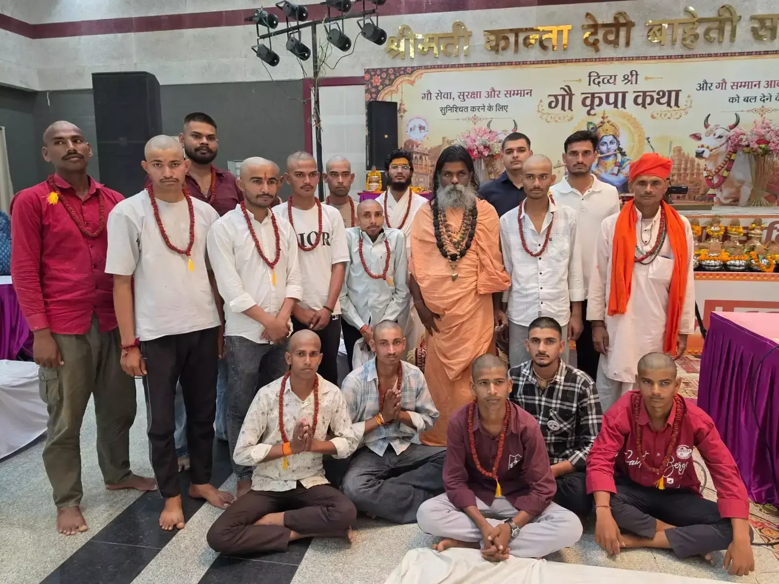 Jaipur: गो माता के प्रति आस्था दिखाने युवाओं ने मुंडन कराई श्रद्धांजलि Jaipur: गो माता के प्रति आस्था दिखाने युवाओं ने मुंडन कराई श्रद्धांजलि