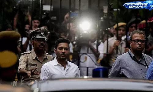 Bengal ; बड़ा राजनीतिक विवाद, अभिषेक बनर्जी के आवास पर पुलिस के छापेमारी Bengal ; बड़ा राजनीतिक विवाद, अभिषेक बनर्जी के आवास पर पुलिस के छापेमारी