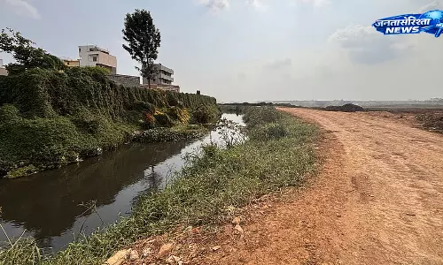 Bengaluru : सीगेहल्ली झील में प्लास्टिक बैरियर फेल, रखरखाव की कमी पर उठे सवाल