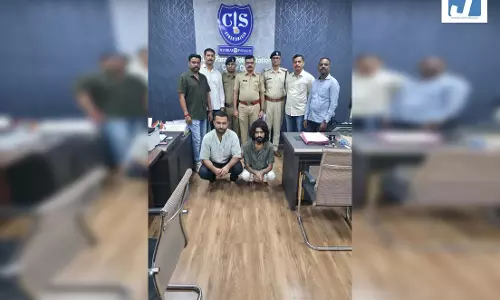 एयरफोर्स अफसर के घर फायरिंग और पुलिस को सोशल मीडिया पर चुनौती देने वाले दो बदमाश गिरफ्तार एयरफोर्स अफसर के घर फायरिंग और पुलिस को सोशल मीडिया पर चुनौती देने वाले दो बदमाश गिरफ्तार