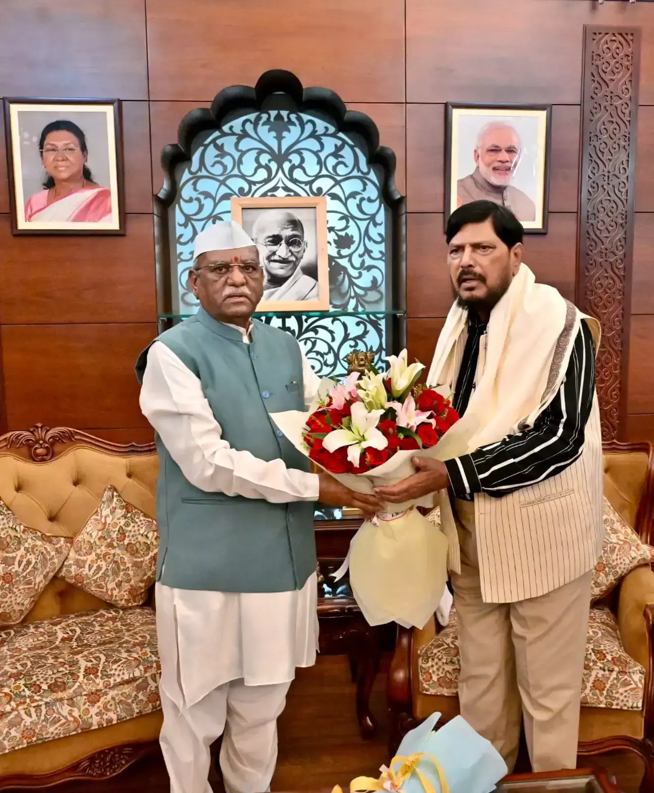 Jaipur: केंद्रीय मंत्री रामदास अठावले ने राज्यपाल से भेंट कर विभिन्न मुद्दों पर चर्चा की