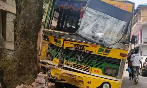 Dharamshala: डीसी ऑफिस की दीवार से टकराई बस, कई यात्री चोटिल