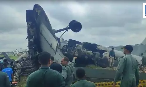 भारतीय वायुसेना का विमान क्रैश, AN-32 में लगी आग भारतीय वायुसेना का विमान क्रैश, AN-32 में लगी आग