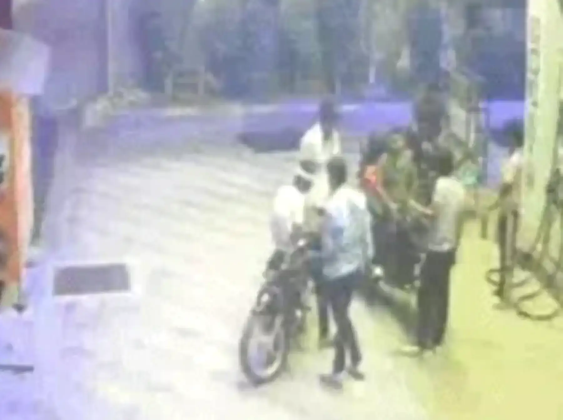 Gurugram: पेट्रोल डलवाने आए युवक से मारपीट, नशे में धुत आरोपियों ने पीटा Gurugram: पेट्रोल डलवाने आए युवक से मारपीट, नशे में धुत आरोपियों ने पीटा