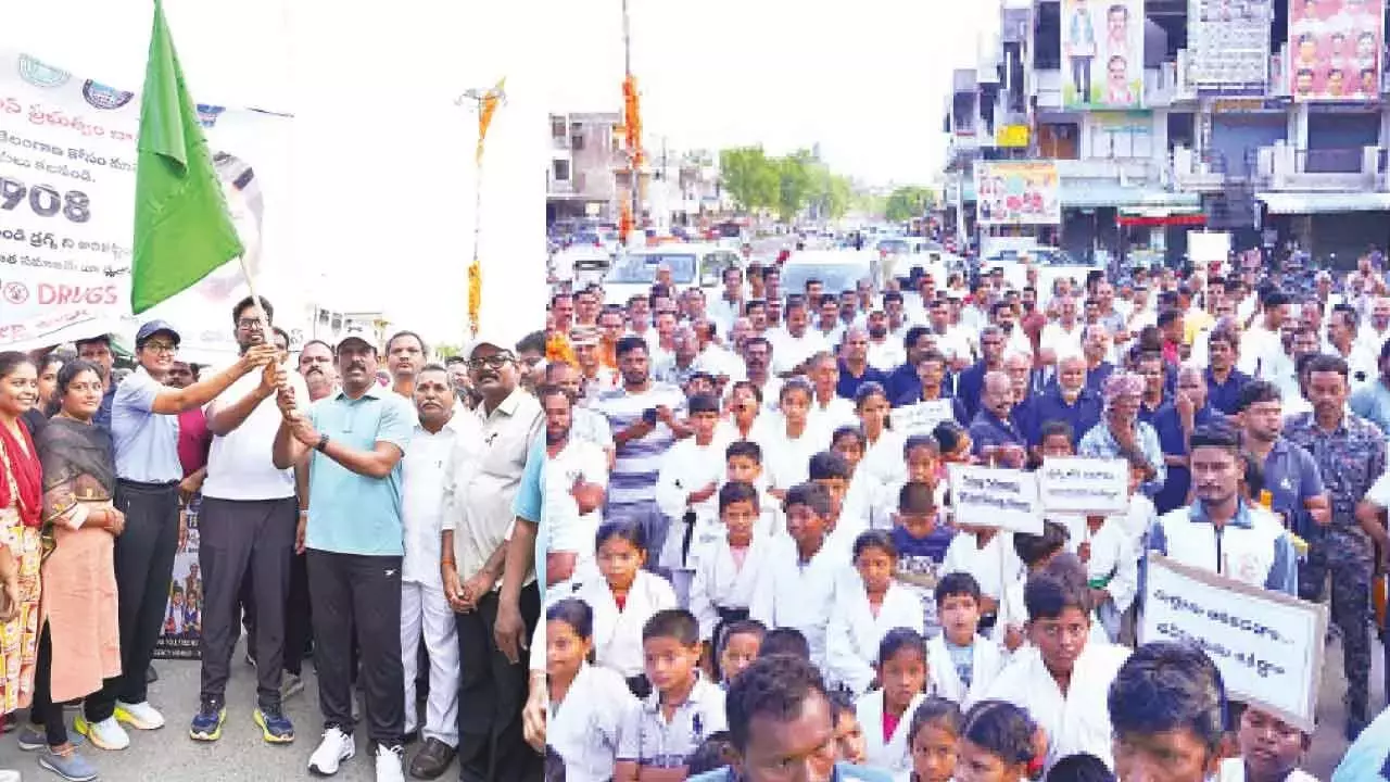 GMR ने नशीले पदार्थों के खिलाफ़ बड़े पैमाने पर जागरूकता रैली को हरी झंडी दिखाई GMR ने नशीले पदार्थों के खिलाफ़ बड़े पैमाने पर जागरूकता रैली को हरी झंडी दिखाई