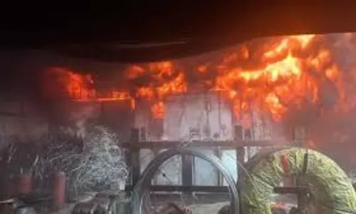 Jaipur: अग्निकांड के बाद सील फैक्ट्री से धुआं निकलने पर मचा बवाल