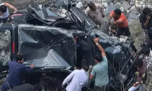 Kullu: पर्यटकों की कार खाई में गिरी, मणिकरण घाटी में दो की मौत Kullu: पर्यटकों की कार खाई में गिरी, मणिकरण घाटी में दो की मौत
