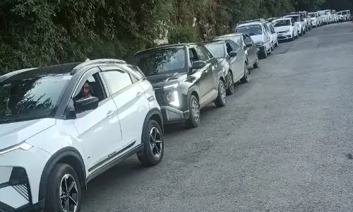 Shimla: शिमला में पर्यटकों की भारी भीड़, सड़कों पर रेंगता रहा यातायात Shimla: शिमला में पर्यटकों की भारी भीड़, सड़कों पर रेंगता रहा यातायात