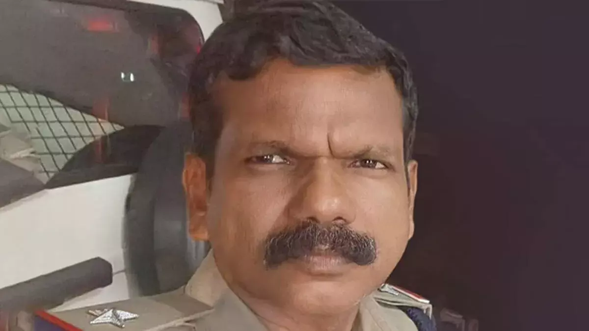 Kerala: गुरुवयूर में लॉज के कमरे में लापता ASI का शव फंदे से लटका मिला Kerala: गुरुवयूर में लॉज के कमरे में लापता ASI का शव फंदे से लटका मिला