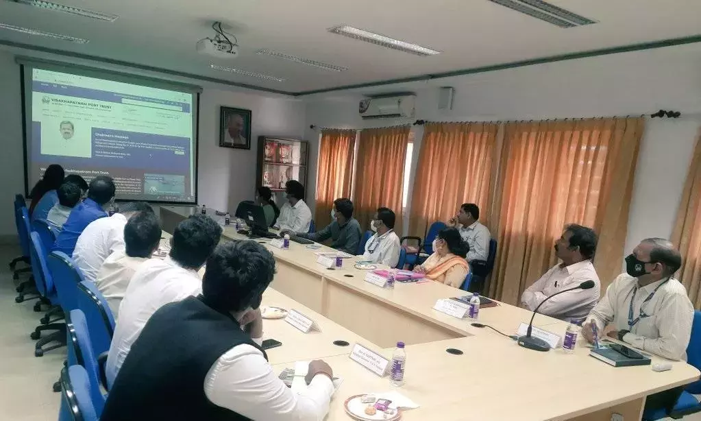 IES अफ़सर ट्रेनीज़ ने विज़ाग पोर्ट पर मैरीटाइम इकॉनमी प्रोग्राम पूरा किया