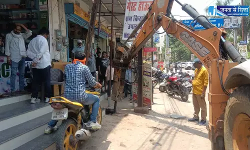 लालपुर MMI हॉस्पिटल के सामने नाले पर निर्मित 10 अवैध पाटों को तोड़ा गया