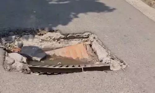 Palampur: टूटी सीवर लाइनों से सड़कें खतरनाक Palampur: टूटी सीवर लाइनों से सड़कें खतरनाक