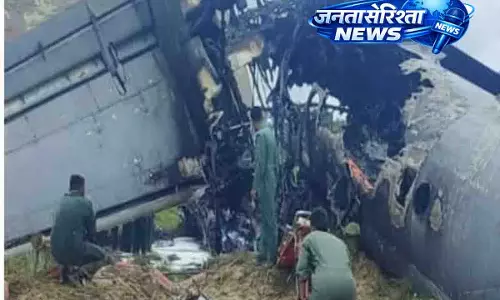 Jorhat में लैंडिंग के बाद IAF का AN-32 विमान आग की लपटों में घिरा Jorhat में लैंडिंग के बाद IAF का AN-32 विमान आग की लपटों में घिरा