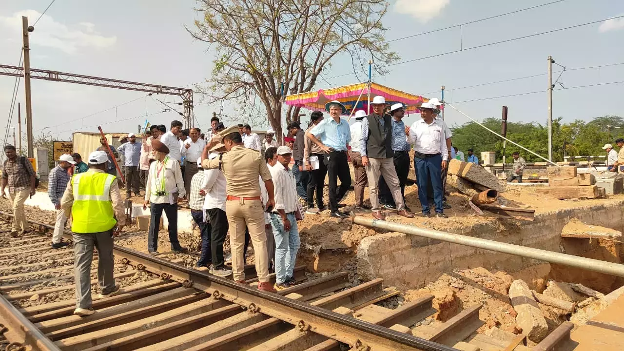SCoR प्रमुख ने विजयवाड़ा-गुडूर सेक्शन पर रेल इंफ्रास्ट्रक्चर और यात्री सुविधाओं का जायजा लिया SCoR प्रमुख ने विजयवाड़ा-गुडूर सेक्शन पर रेल इंफ्रास्ट्रक्चर और यात्री सुविधाओं का जायजा लिया