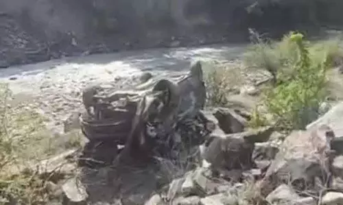 Himachal: मणिकरण के पास खाई में कार गिरने से 3 पर्यटकों की मौत Himachal: मणिकरण के पास खाई में कार गिरने से 3 पर्यटकों की मौत