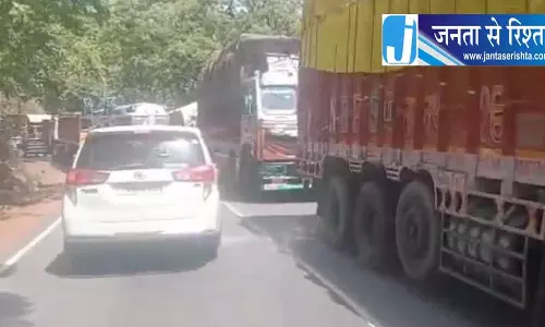 ट्रक में लोड मशीन सड़क में गिरा, चिल्फी घाटी की घटना ट्रक में लोड मशीन सड़क में गिरा, चिल्फी घाटी की घटना
