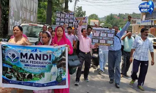 Mandi: डेयरी किसानों का खरीद सीमा पर विरोध Mandi: डेयरी किसानों का खरीद सीमा पर विरोध