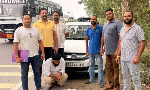 कार के स्टीयरिंग व्हील से हेरोइन ज़ब्त; Punjab का सरगना गिरफ़्तार कार के स्टीयरिंग व्हील से हेरोइन ज़ब्त; Punjab का सरगना गिरफ़्तार