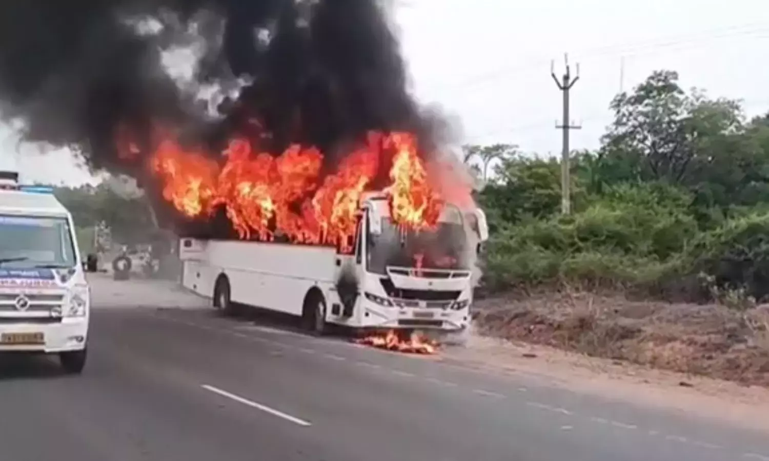 तिरुपति ज़िले में टाडा के पास एक प्राइवेट बस में आग लग गई; सभी यात्री सुरक्षित बच निकले तिरुपति ज़िले में टाडा के पास एक प्राइवेट बस में आग लग गई; सभी यात्री सुरक्षित बच निकले