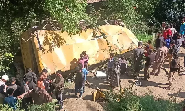 Budgam: बच्चों से भरी बस दुर्घटनाग्रस्त, ड्राइवर की जान गई Budgam: बच्चों से भरी बस दुर्घटनाग्रस्त, ड्राइवर की जान गई