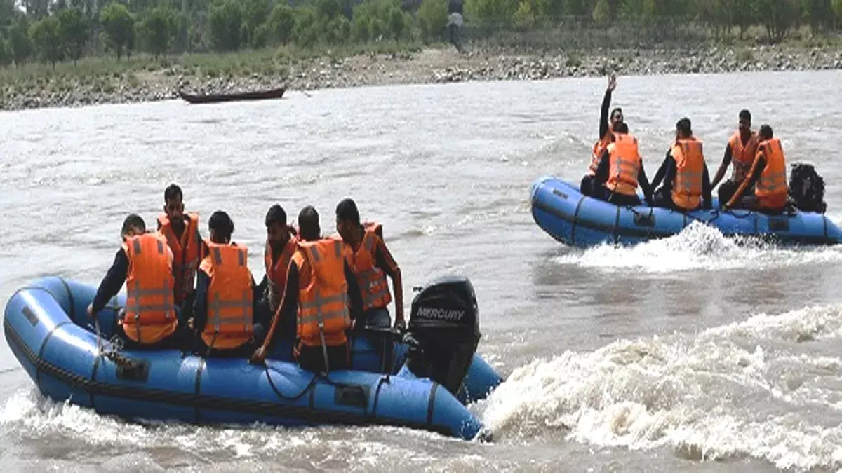 Jammu: जम्मू में एसडीआरएफ की पहल, छात्राओं के लिए रेस्क्यू व राहत प्रशिक्षण शुरू Jammu: जम्मू में एसडीआरएफ की पहल, छात्राओं के लिए रेस्क्यू व राहत प्रशिक्षण शुरू