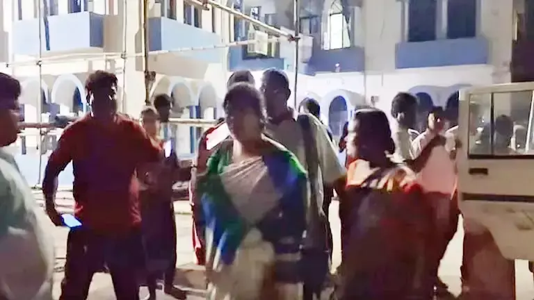 Medinipur: हल्दिया में राजनीतिक तनाव, टीएमसी सदस्य भाजपा विधायक की गाड़ी से घर पहुंचे Medinipur: हल्दिया में राजनीतिक तनाव, टीएमसी सदस्य भाजपा विधायक की गाड़ी से घर पहुंचे