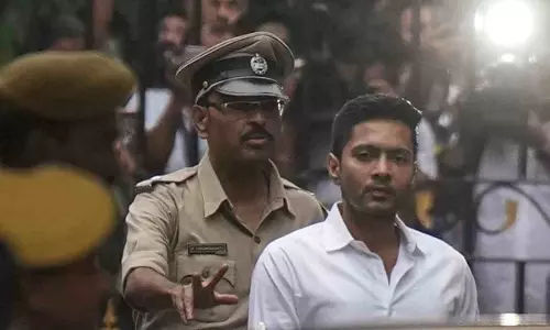 Kolkata: कालीघाट लोकेशन से जुड़े मामले में अभिषेक बनर्जी के आवास पर पुलिस रेड Kolkata: कालीघाट लोकेशन से जुड़े मामले में अभिषेक बनर्जी के आवास पर पुलिस रेड