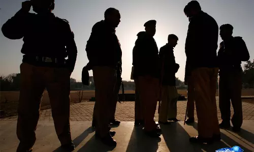 Baloch परिवारों के लापता रिश्तेदारों की तलाश तेज, पाकिस्तानी बलों पर नाबालिग को हिरासत में लेने के आरोप Baloch परिवारों के लापता रिश्तेदारों की तलाश तेज, पाकिस्तानी बलों पर नाबालिग को हिरासत में लेने के आरोप