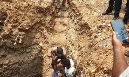 Ramgarh : अवैध कोयला खनन के दौरान बड़ा हादसा, दम घुटने से चार युवकों की मौत Ramgarh : अवैध कोयला खनन के दौरान बड़ा हादसा, दम घुटने से चार युवकों की मौत