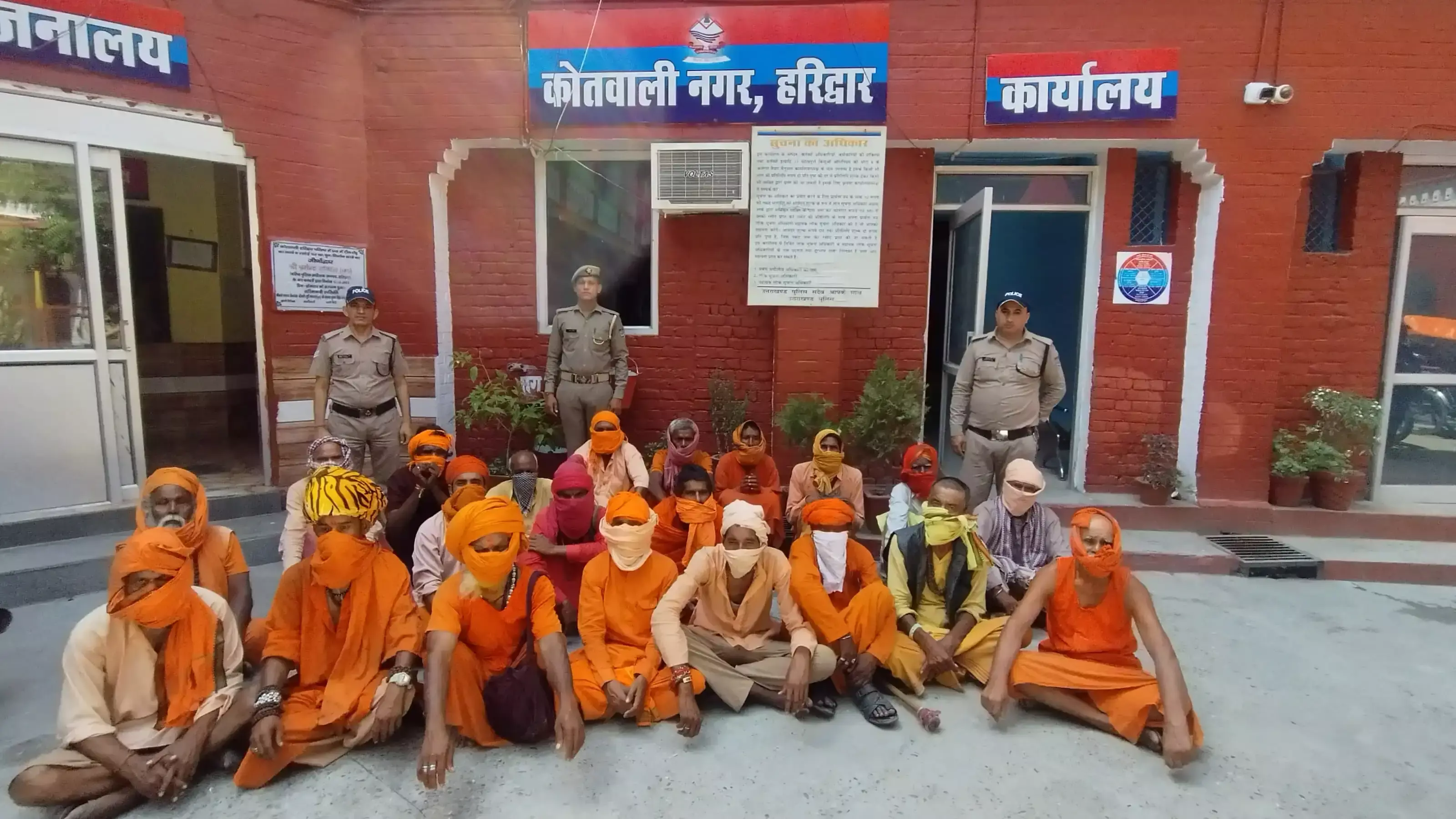 Haridwar: 21 फर्जी बाबाओं की गिरफ्तारी से मचा हड़कंप Haridwar: 21 फर्जी बाबाओं की गिरफ्तारी से मचा हड़कंप