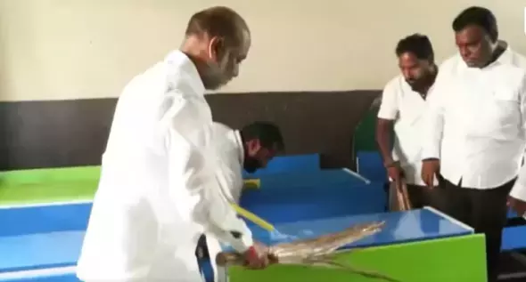 Telangana: बंदी संजय कुमार ने करीमनगर में स्वच्छ पाठशाला का शुभारंभ किया