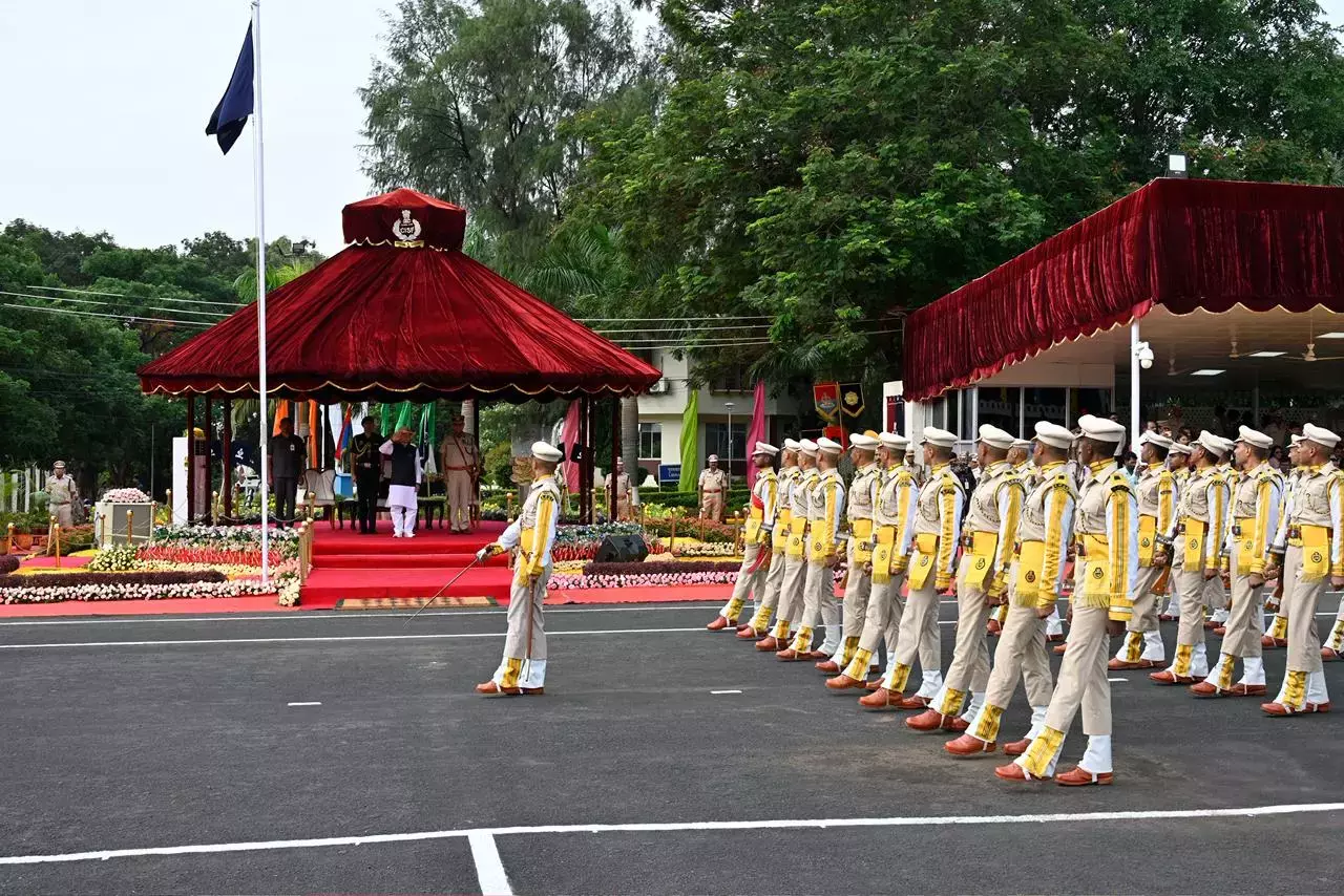 Telangana: CISF ने हैदराबाद में पासिंग आउट परेड आयोजित की, 200 प्रशिक्षित अधिकारियों को शामिल किया Telangana: CISF ने हैदराबाद में पासिंग आउट परेड आयोजित की, 200 प्रशिक्षित अधिकारियों को शामिल किया