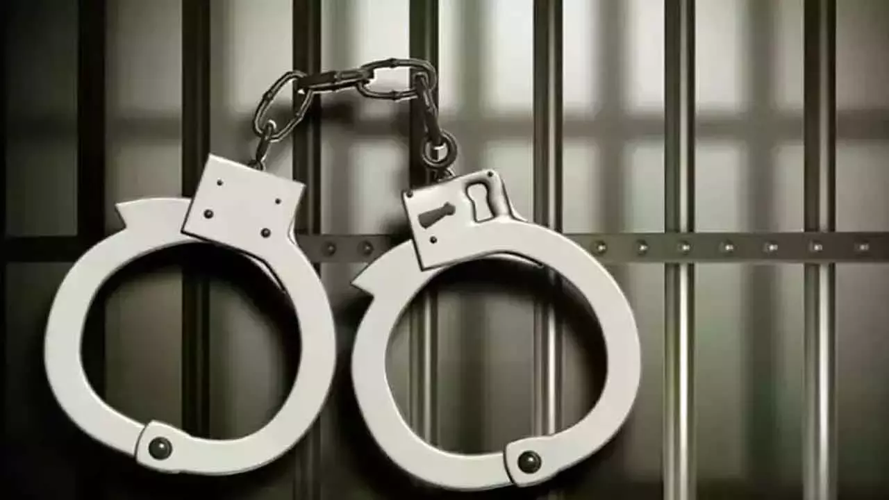 Andhra: पुलिस ने रिश्वतखोरी के आरोप में दो लोगों को गिरफ्तार किया