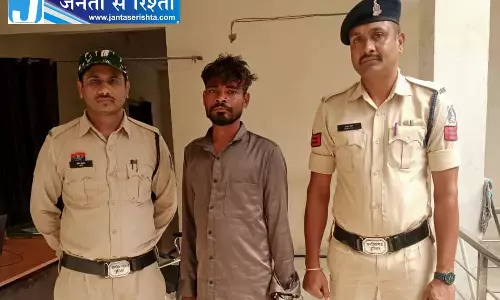 तलवार लहराने वाले के खिलाफ आमानाका पुलिस की त्वरित कार्रवाई