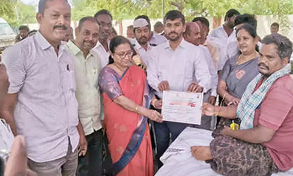 Andhra: कलेक्टर ने सरकारी स्कूलों में ज़्यादा दाखिले की अपील की Andhra: कलेक्टर ने सरकारी स्कूलों में ज़्यादा दाखिले की अपील की