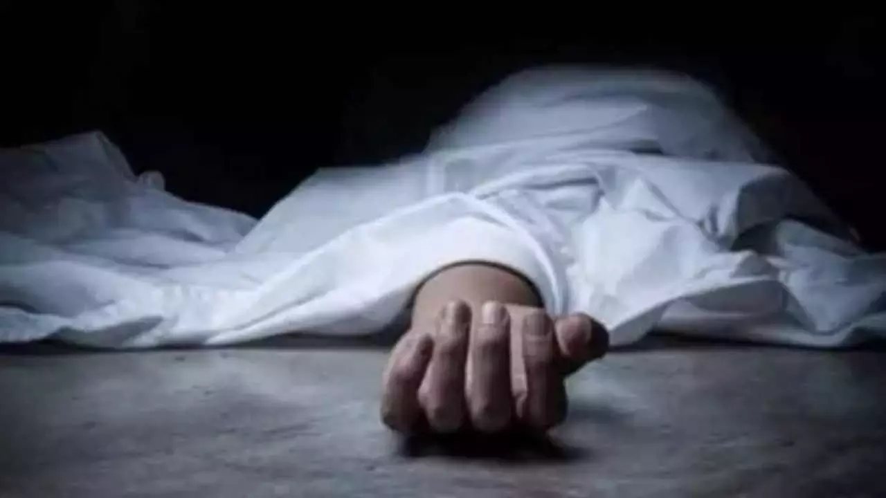 परिवार का आत्महत्या का प्रयास: महिला और बेटी की मौत, पति की हालत गंभीर परिवार का आत्महत्या का प्रयास: महिला और बेटी की मौत, पति की हालत गंभीर