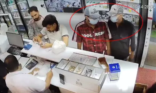 LIVE वीडियो खौफनाक वारदात का, मेडिकल स्टोर में ऑटोमैटिक हथियार से ताबड़तोड़ गोलियां चलाई LIVE वीडियो खौफनाक वारदात का, मेडिकल स्टोर में ऑटोमैटिक हथियार से ताबड़तोड़ गोलियां चलाई